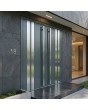 Doppelflügelige Eingangstür aus dunkelgrünem Aluminium