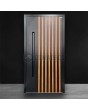 Schwarze Aluminium-Außentür mit vertikalen Lamellen aus AluminiumprofilenSchwarze Aluminium-Außentür mit vertikalen Lamellen aus Aluminiumprofilen