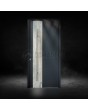 Eingangstür aus anthrazitfarbenem Aluminium mit weißer Steinstruktur
