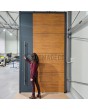 Anthrazitfarbene Aluminium-Haustür mit Dekor in Gold-Eiche